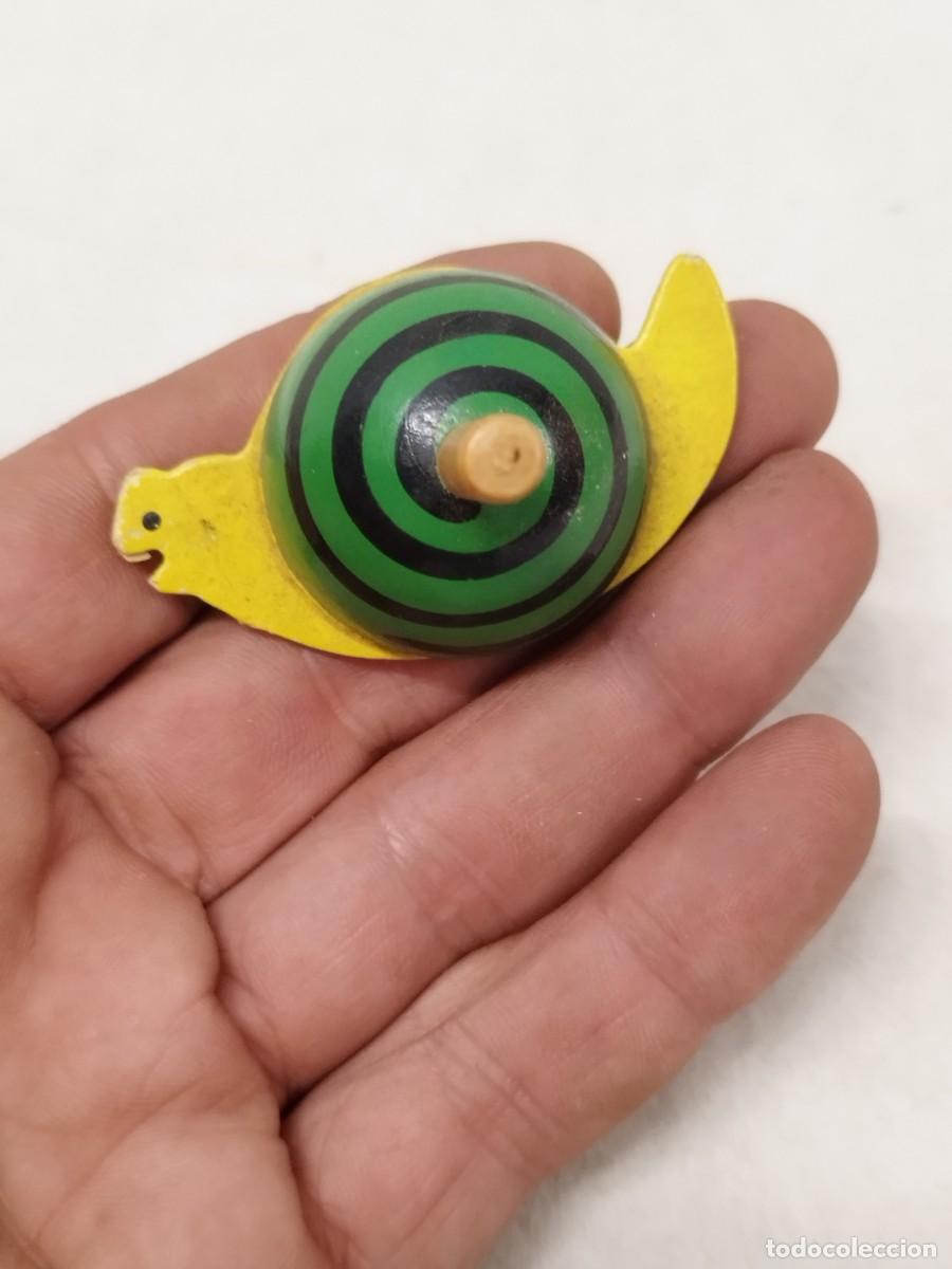 Juguetes antiguos de hojalata: Antigua peonza de madera, en forma de caracol.