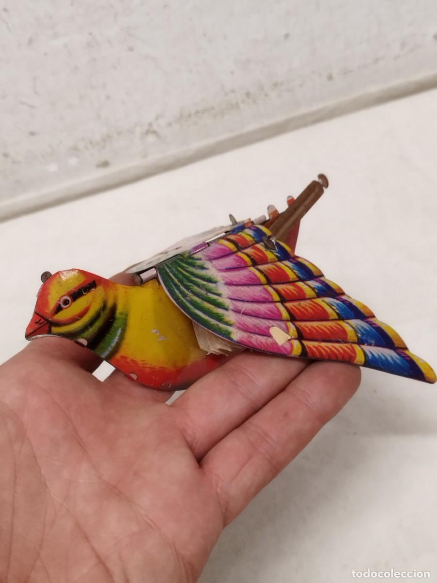 Juguetes antiguos de hojalata: juguete de hojalata antiguo con forma de p&aacute;jaro litografiado, mueve las alas y suena. A montar.
