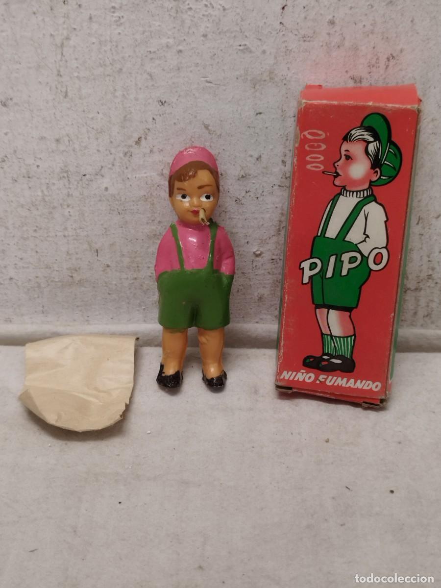 Juguetes antiguos de hojalata: Antiguo mu&ntilde;eco de celuloide pipo ni&ntilde;o fumador. En su caja original y con cigarros de recambio.