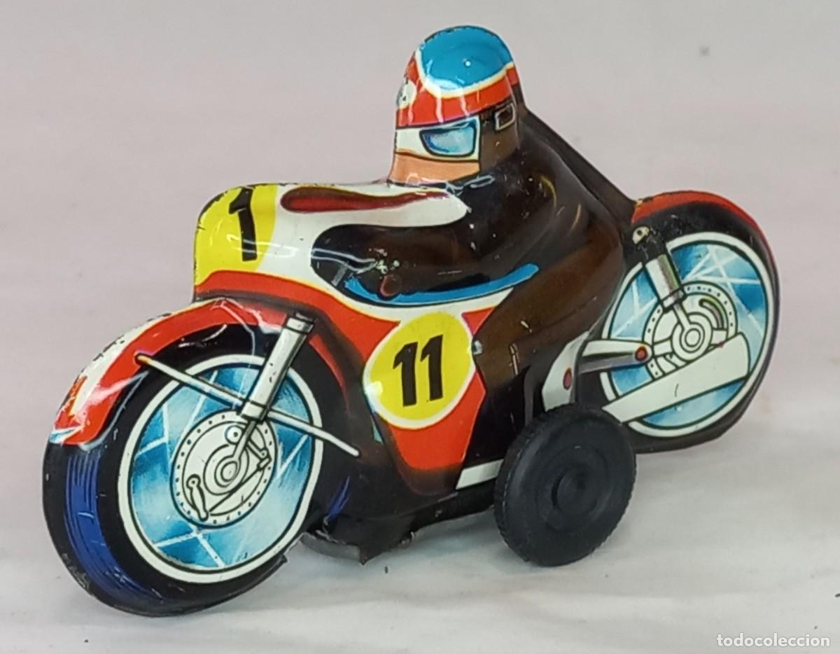 Juguetes antiguos de hojalata: MOTOCICLETA DE HOJALATA A FRICCION DE LA MARCA ROMAN - A&Ntilde;OS 60/70