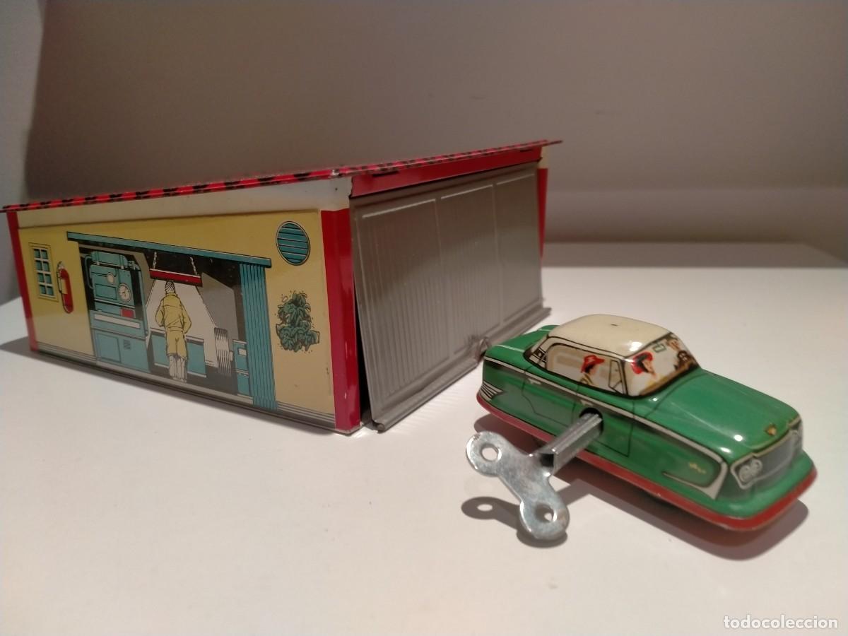 Juguetes antiguos de hojalata: Coche a cuerda + garage-taller en hojalata