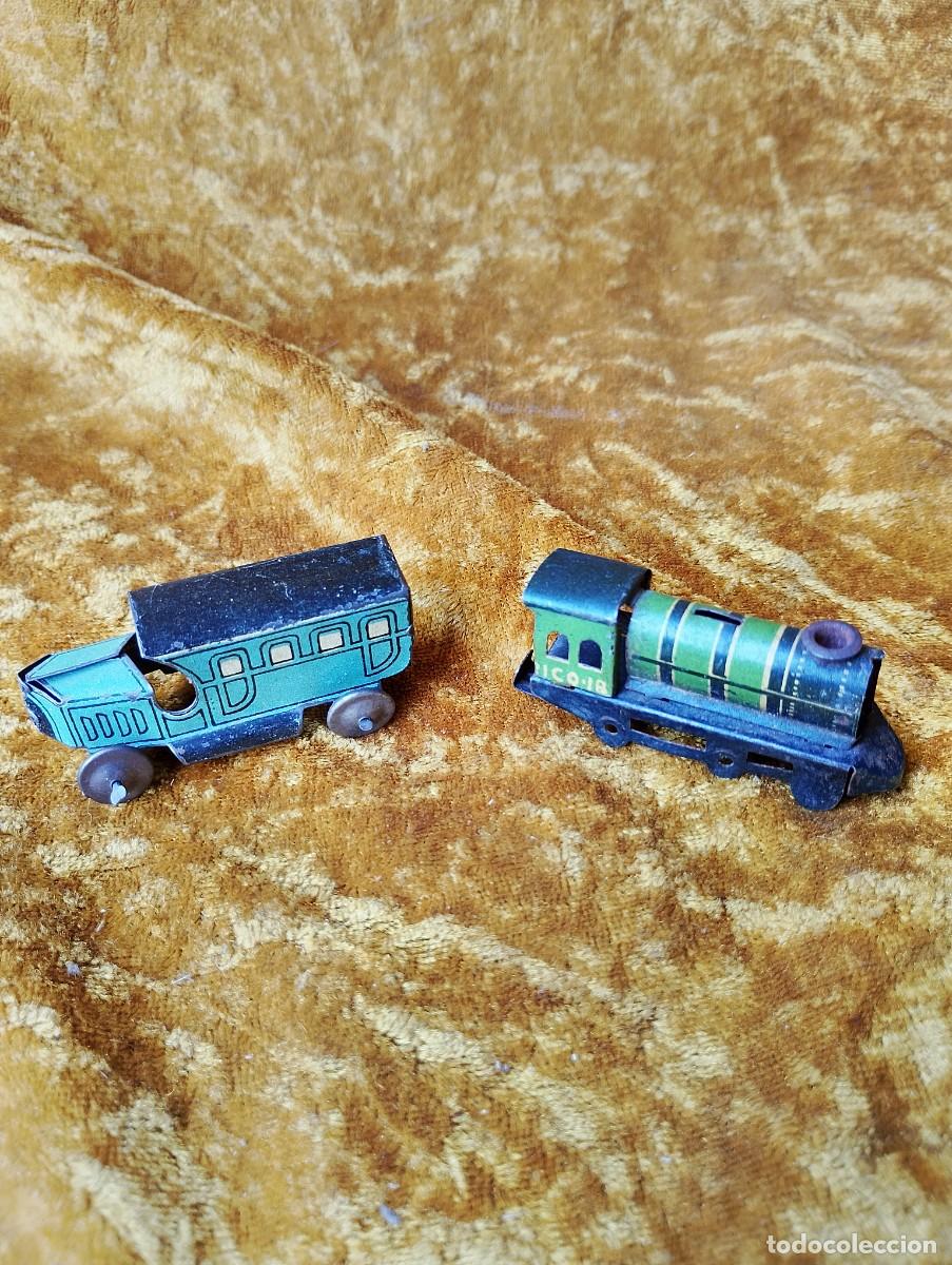 Juguetes antiguos de hojalata: Dos tin-toy de los a&ntilde;os veinte del pasado siglo -juguetes de quiosco- locomotora RICO y autocar muy
