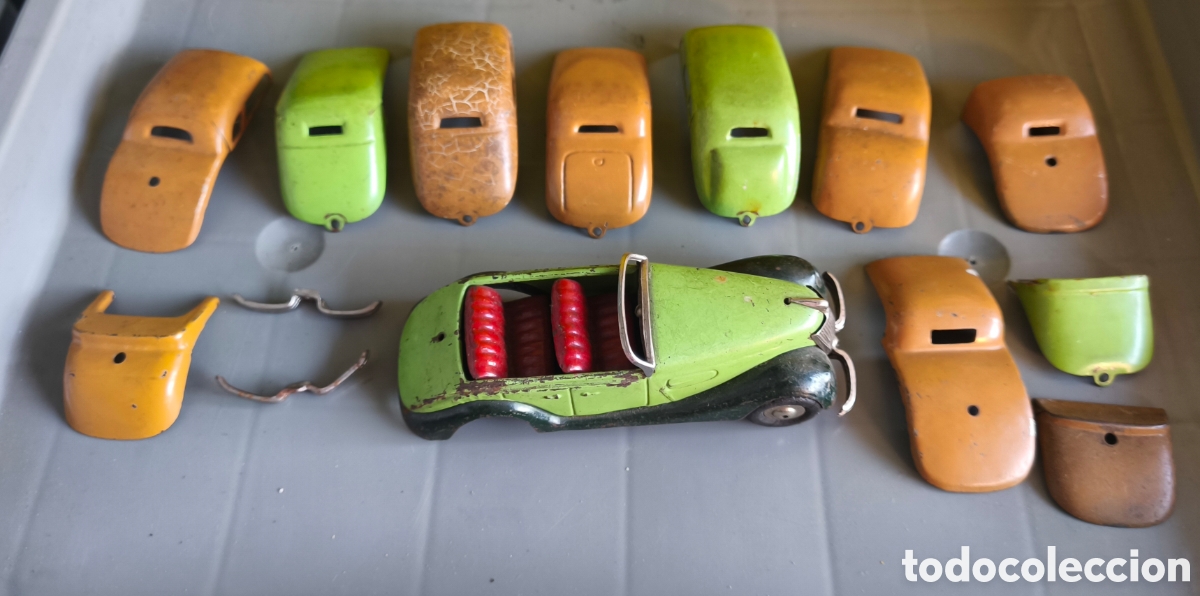 Juguetes antiguos de hojalata: Lote de coche antiguo de chapa Pay&aacute; y piezas de repuesto