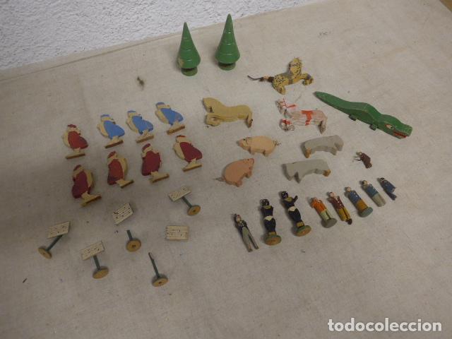 Juguetes antiguos de hojalata: Lote de antiguos juguetes de madera a identificar: 9 mu&ntilde;ecos, animales... a restaurar