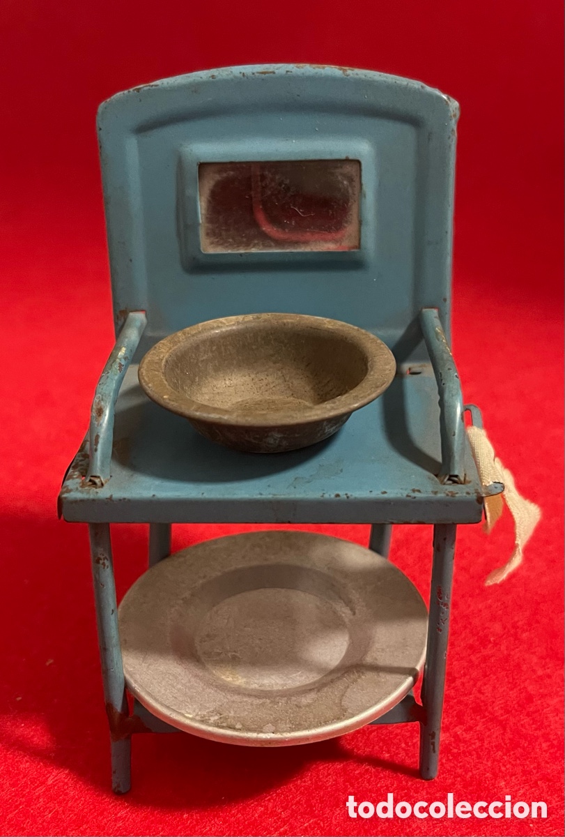 Juguetes antiguos de hojalata: Antiguo juguete de hojalata litografiada, representando un lavabo. Marca Rico