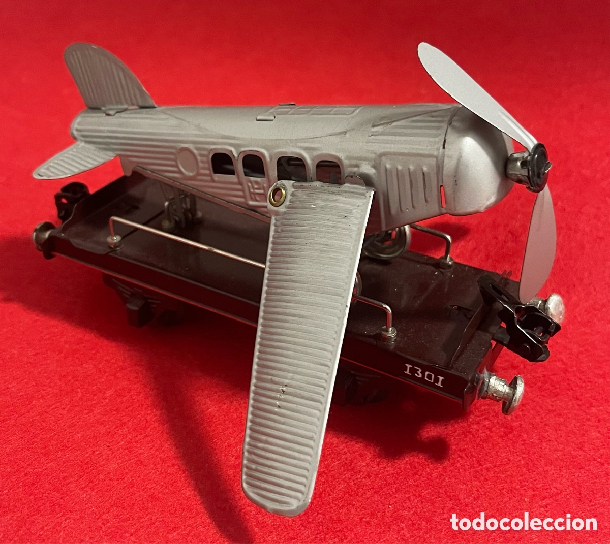 Tin Toys: Antiguo juguete en hojalata, representando un vag&oacute;n de carga con avi&oacute;n, incluido, de la marca paya