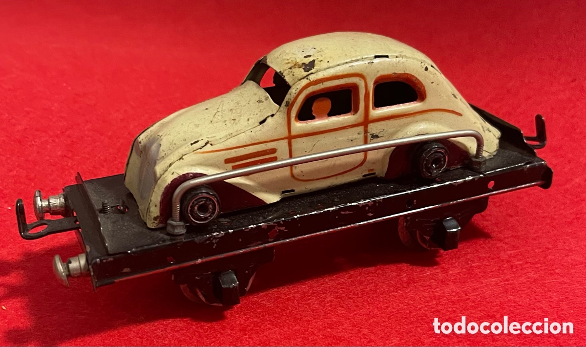 Tin Toys: Antiguo juguete de hojalata, de un vag&oacute;n, transportando, un coche Chrysler Airflow. Pay&aacute;
