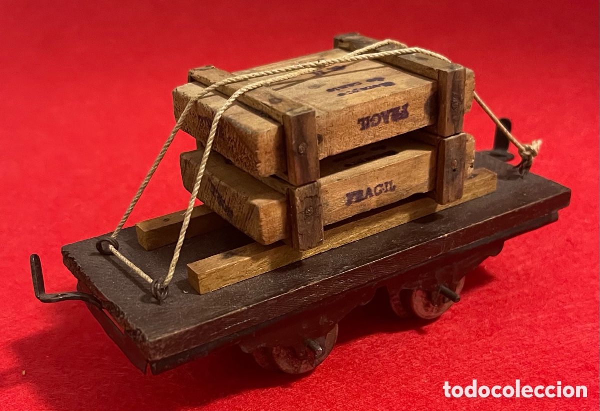 Juguetes antiguos de hojalata: Antiguo juguete en hojalata y madera, de un vag&oacute;n de mercanc&iacute;as.