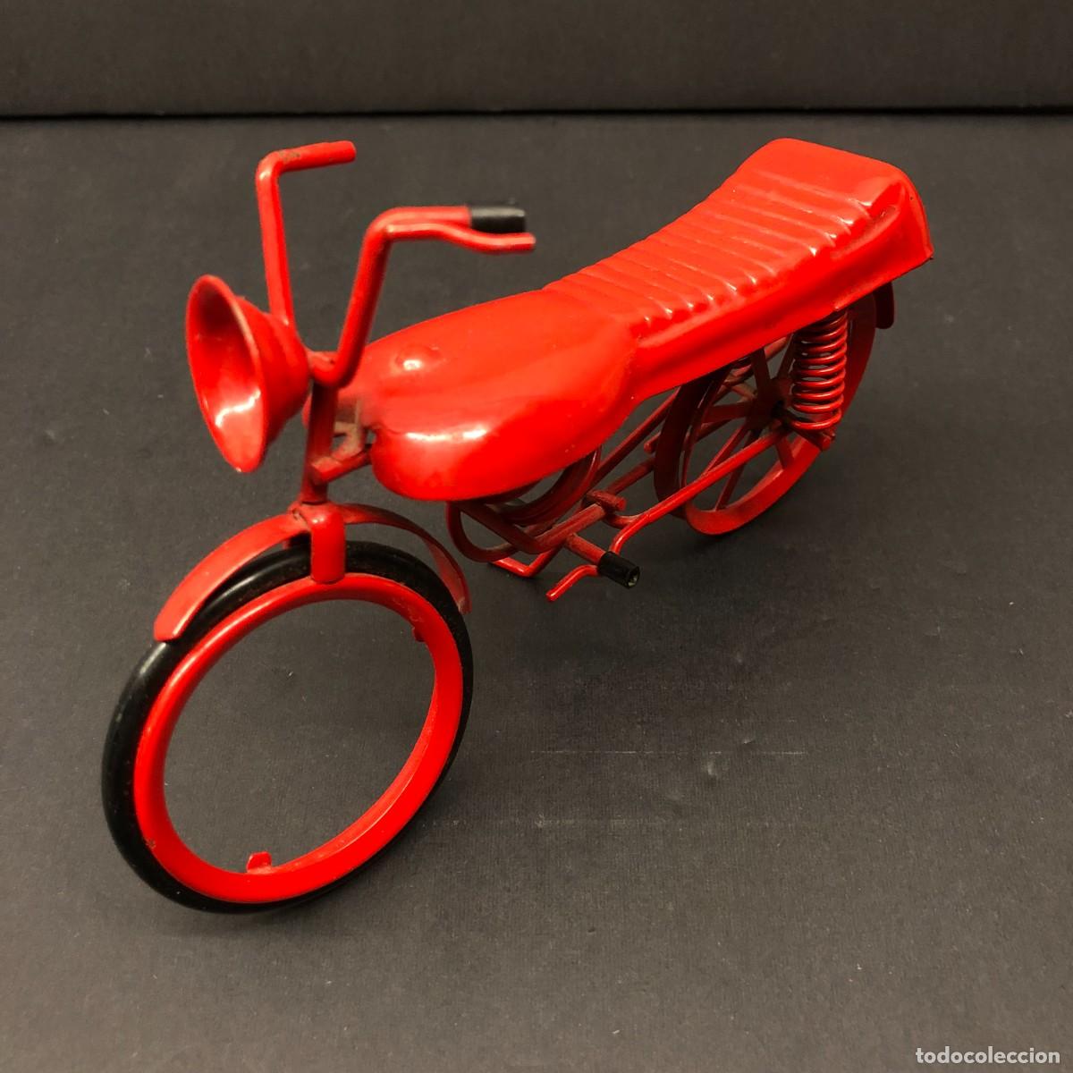 Juguetes antiguos de hojalata: MOTOCICLETA DE JUGUETE - DE HOJALATA - VINTAGE - 9,5 X 15 CM / 30