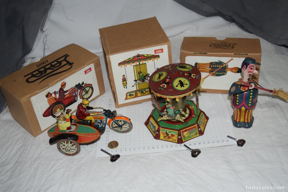 Juguetes antiguos de hojalata: Lote, BARRENDERO, Moto con sidecar TUF TUF y CARRUSEL / TIOVIVO - Reproduciones PAYA Chinas - &iexcl;Mira!