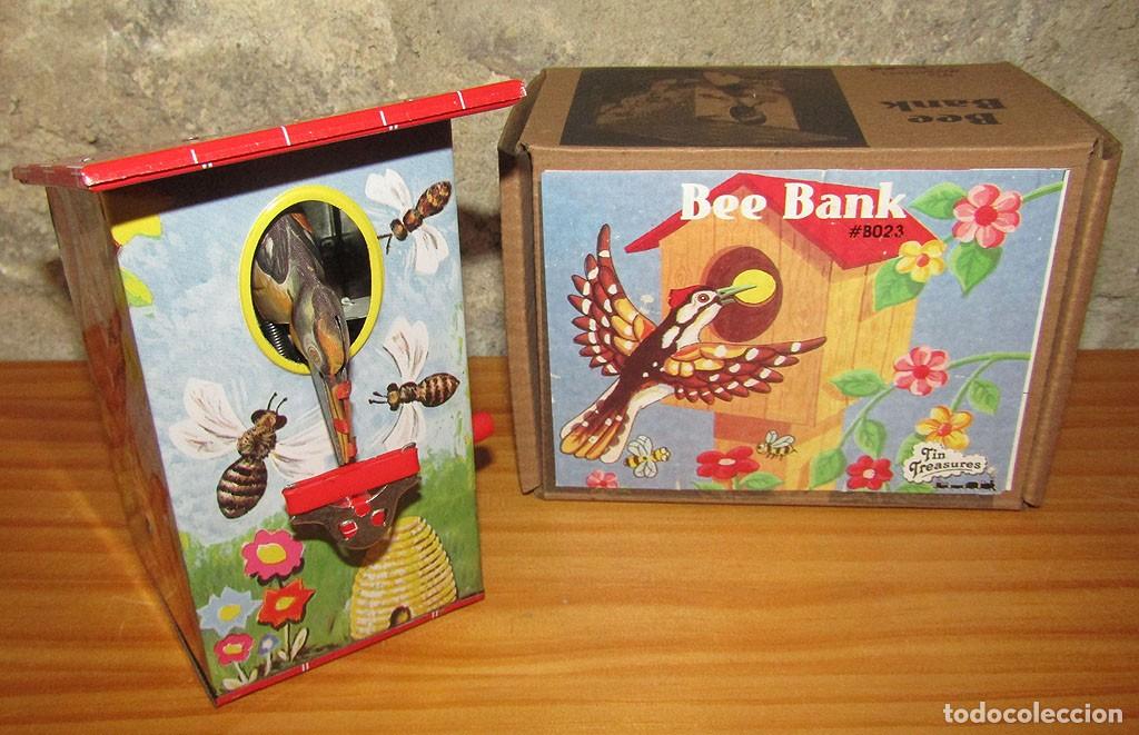 Juguetes antiguos de hojalata: HUCHA PAJARO QUE COGE MONEDAS DE TIN TREASURES - NUEVA Y EN SU CAJA ORIGINAL