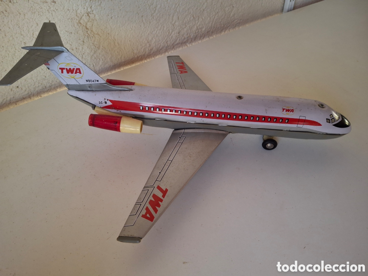 Juguetes antiguos de hojalata: AVION A PILAS DE LA TWA - Foto 2