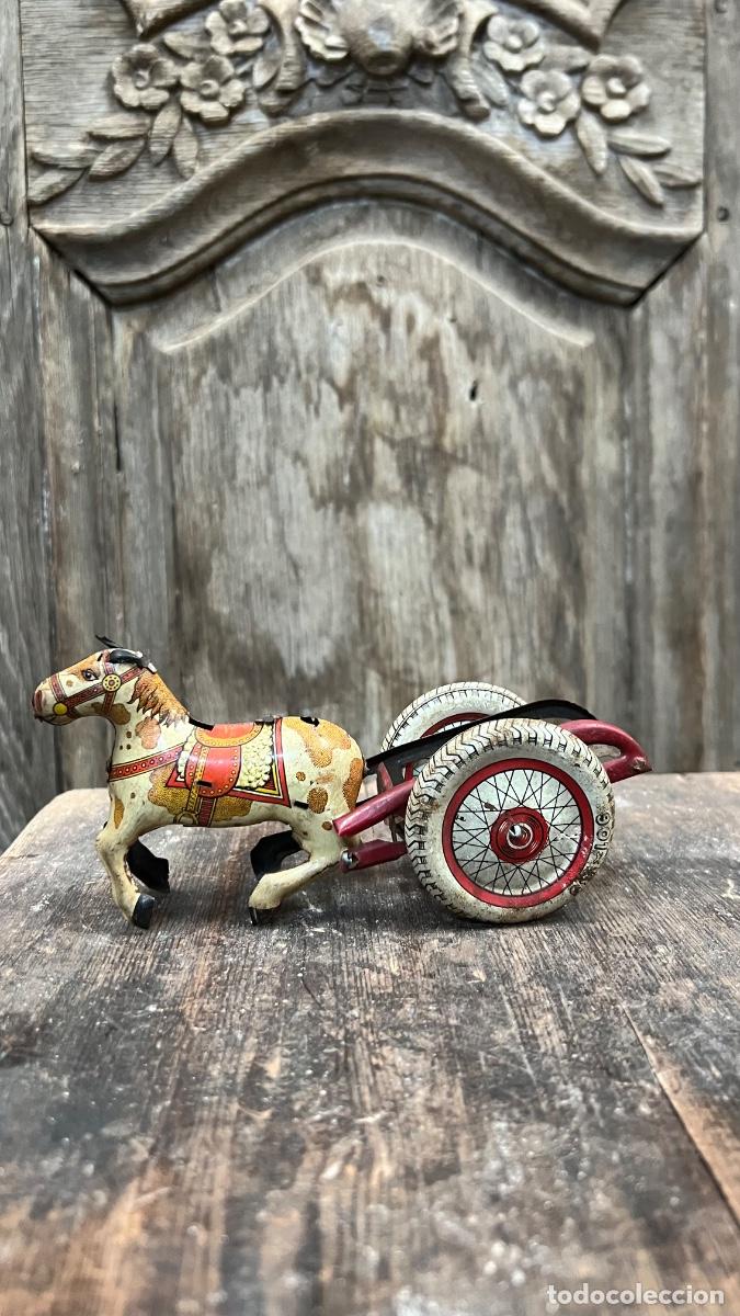 Juguetes antiguos de hojalata: Juguete hojalata caballo y carro con rueda neum&aacute;tico hojalata mitad s XX 7x6x16cms