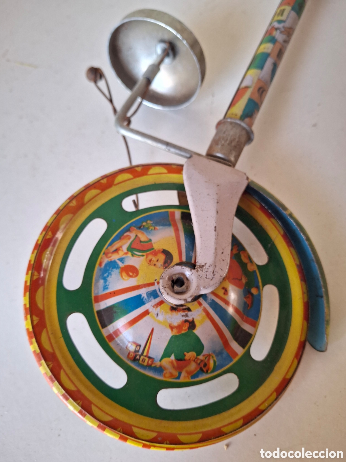 Juguetes antiguos de hojalata: BASTON CON RUEDA Y TIMBRE PARA NI&Ntilde;OS - Foto 2