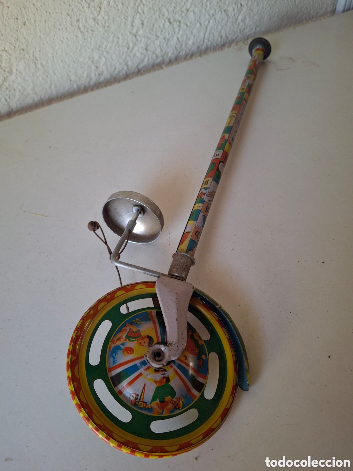Juguetes antiguos de hojalata: BASTON CON RUEDA Y TIMBRE PARA NI&Ntilde;OS