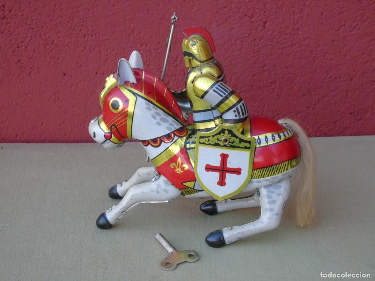Giocattoli antichi di latta: CABALLERO MEDIEVAL DE HOJALATA DE CUERDA, MARCA JAYA. FUNCIONANDO