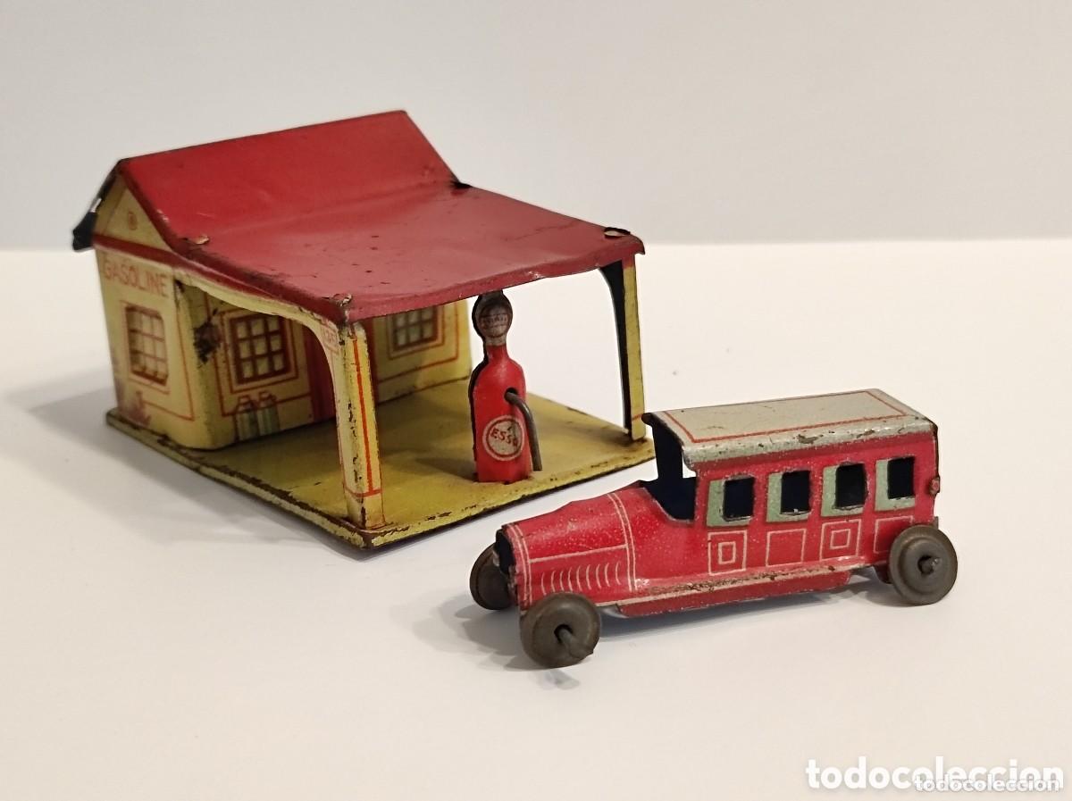 Juguetes antiguos de hojalata: Estaci&oacute;n de servicio con coche miniatura Tank Station Gasoline Benzol Esso Hojalata Foreign Alemania