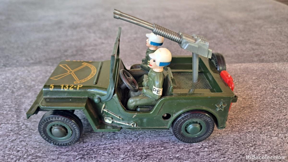 Juguetes antiguos de hojalata: Bonito y original coche JEEP MILITAR verde PEPE con AMETRALLADORAS de hojalata (lata) litografiada.