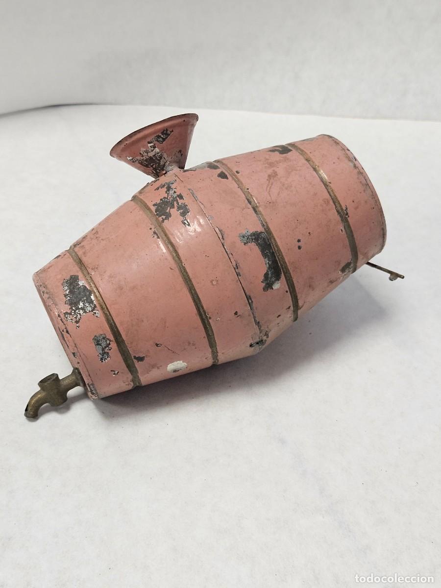 Juguetes antiguos de hojalata: Cisterna o cuba de agua de hojalata pintada a mano de manufactura espa&ntilde;ola, principios de siglo XX