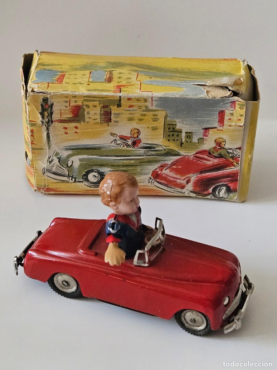Brinquedos antigos de folha-de-Flandres: Coche con ni&ntilde;o de Pay&aacute; de hojalata en su caja, a&ntilde;os 40-50
