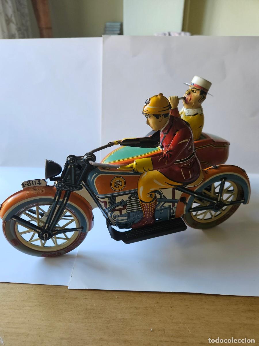 Juguetes antiguos de hojalata: Moto de hojalata con sidecar tuf tuf de Pay&aacute;, ref. 978, reproducci&oacute;n