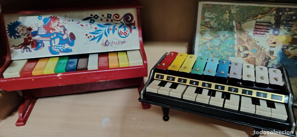 Juguetes antiguos de hojalata: DOS PIANOLAS PIEZAS DE MADERA Y LATA VINTAGE