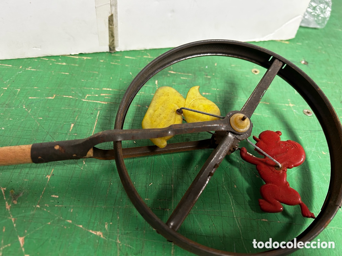 Juguetes antiguos de hojalata: CORREPASILLO DE HOJALATA - Foto 2