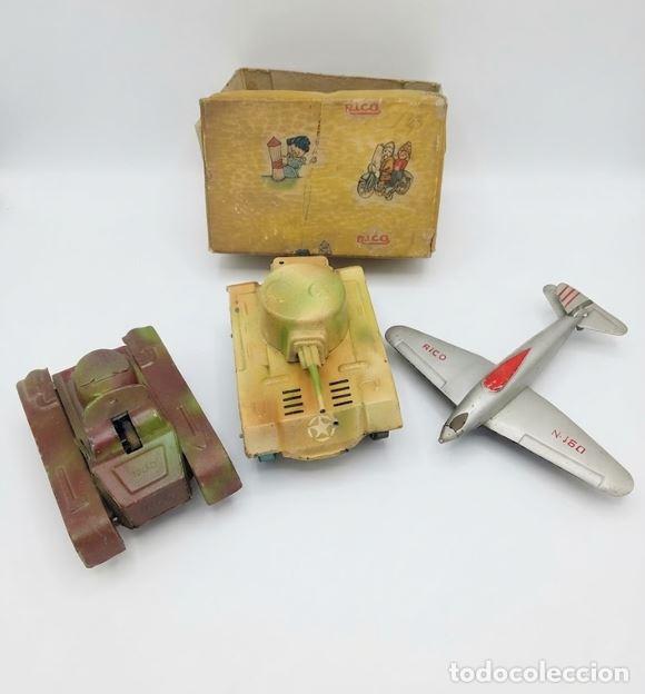 Juguetes antiguos de hojalata: TANQUES Y AVI&Oacute;N DE CAZA DE LA SEGUNDA GUERRA MUNDIAL. RICO. HOJALATA PINTADA. ESPA&Ntilde;A. C. 1940
