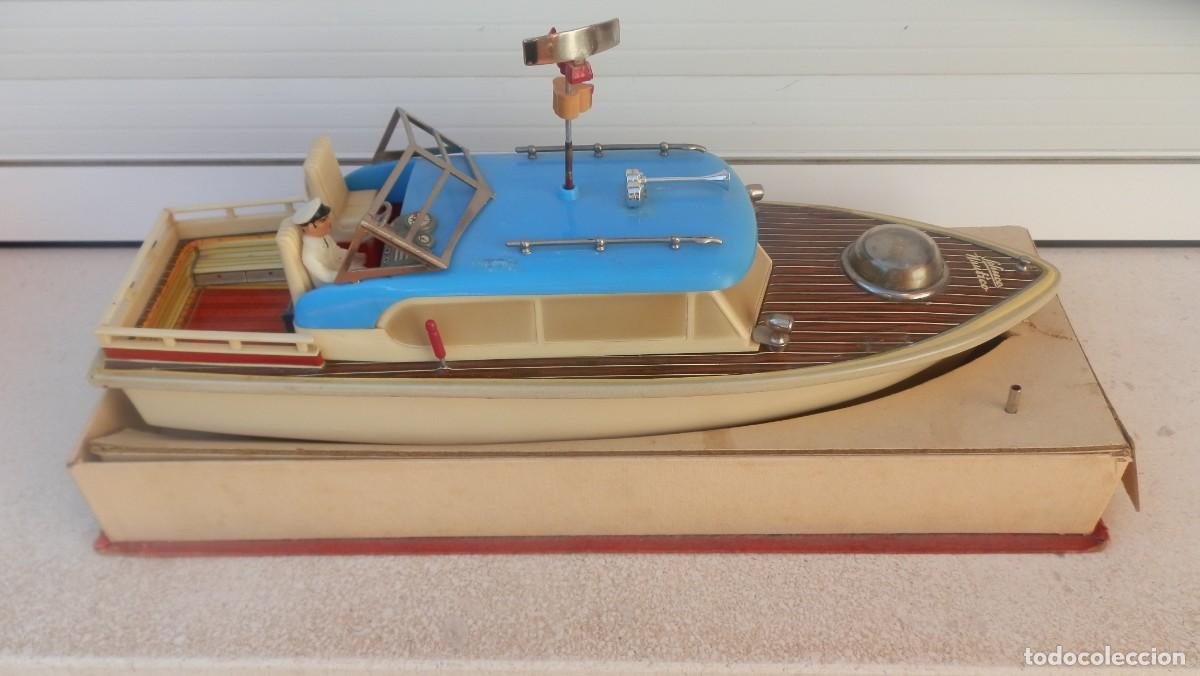 Juguetes antiguos de hojalata: Lancha r&aacute;pida de juguete a pilas, Schuco Elektro Nautico 5550. En su caja original. Funciona todo.