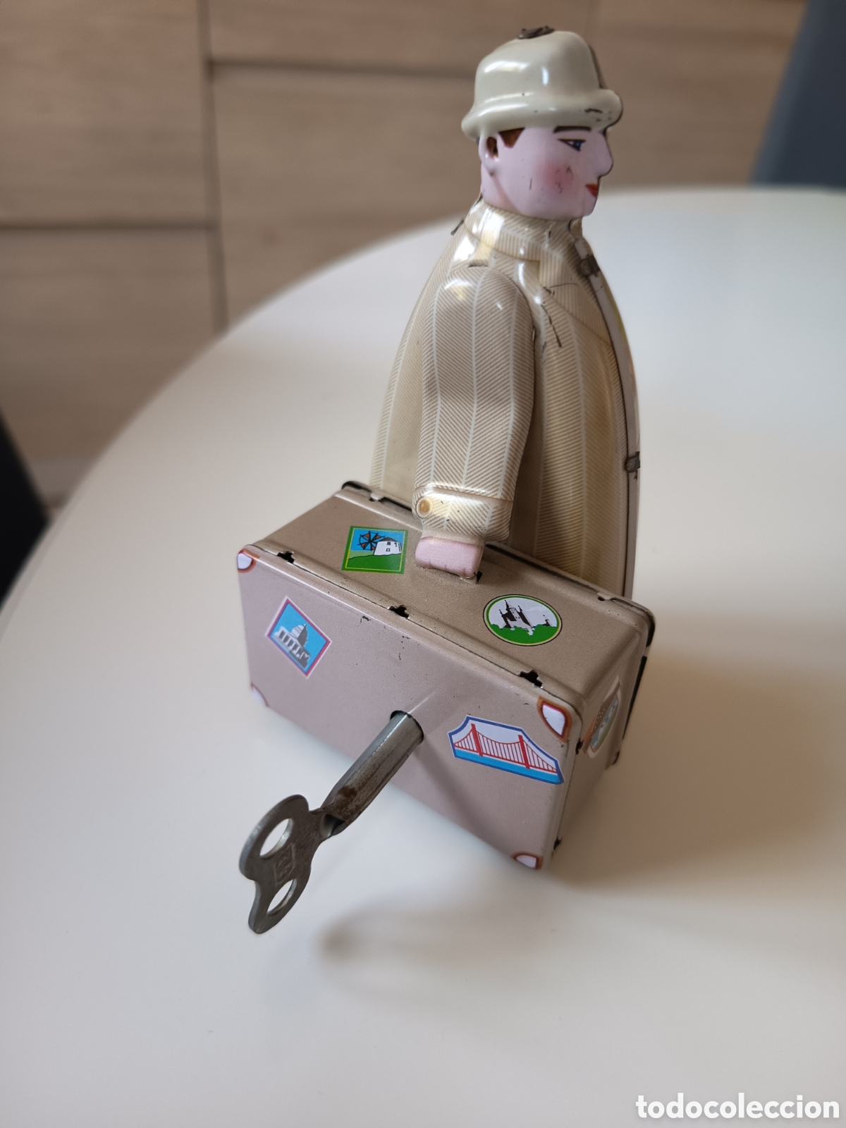 Juguetes antiguos de hojalata: Juguete viajero vintage Modelo: MS472 (Vintage Traveller / Carrying Suitcase). Decoraci&oacute;n Retro.