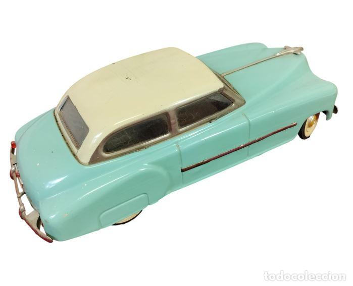 Juguetes antiguos de hojalata: COCHE SEDAN DE COLOR CELESTE. RICO. HOJALATA PINTADA. ESPA&Ntilde;A. CIRCA 1940-1950