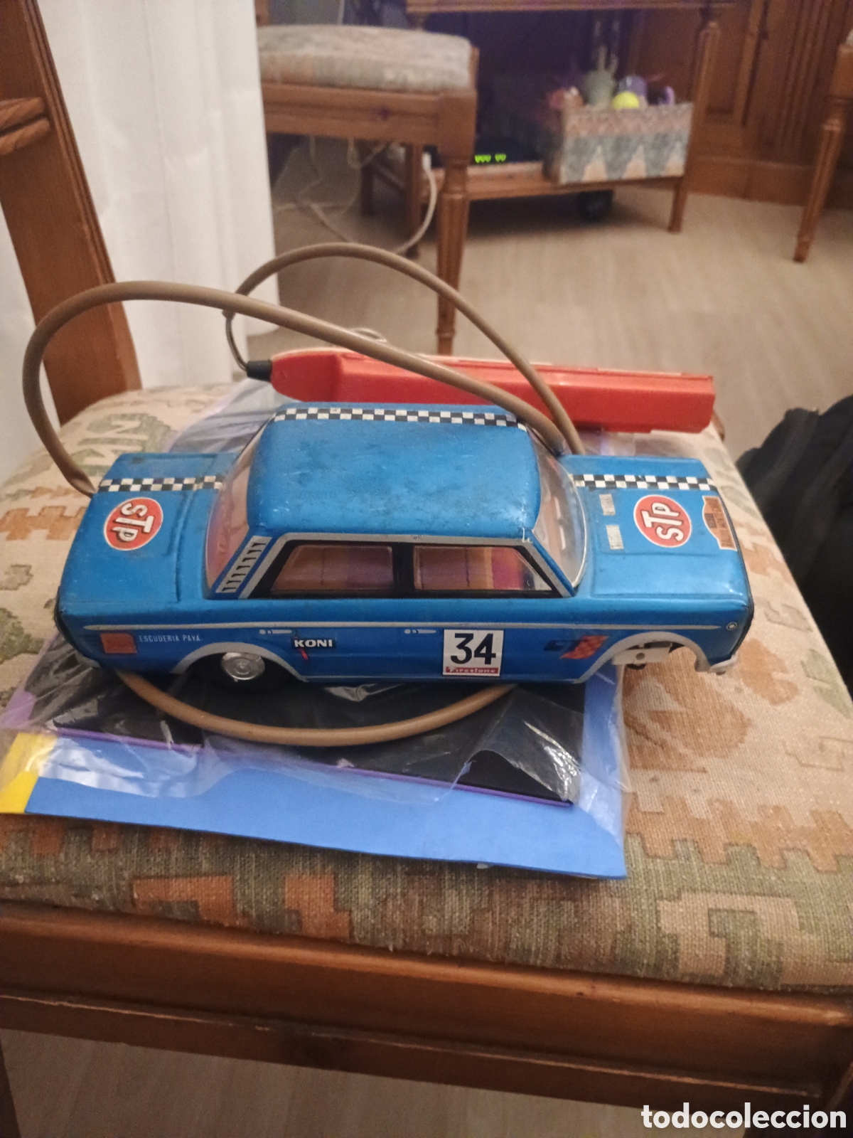 Juguetes antiguos de hojalata: COCHE PAYA CON MANDO LE FALTAN RUEDAS