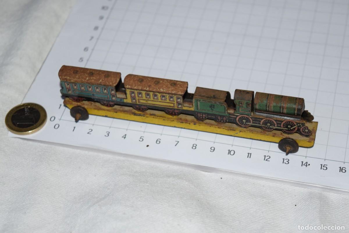 Jouets anciens en fer-blanc: PAYA original - Peque&ntilde;o tren plataforma / Penny Toy, Hojalata litograf&iacute;ada - A&ntilde;os 20 / 30 - &iexcl;Mira!