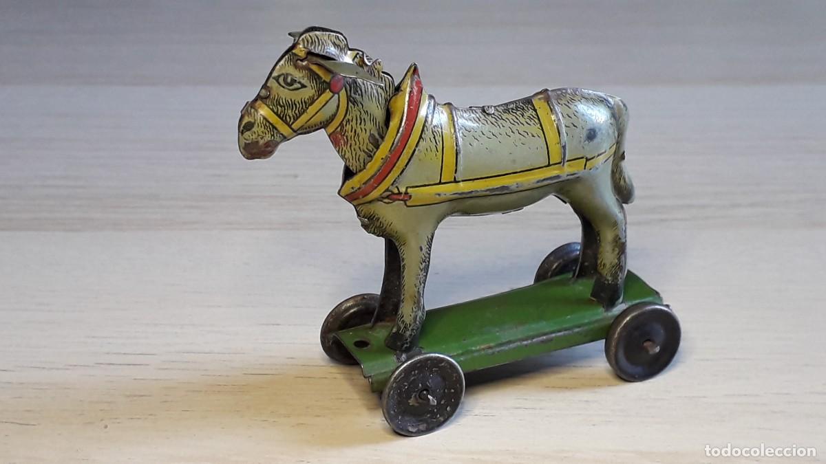 Juguetes antiguos de hojalata: Raro Burro sobre peana con ruedas, hojalata, Pay&aacute; Ibi Spain, original 1920-1930.