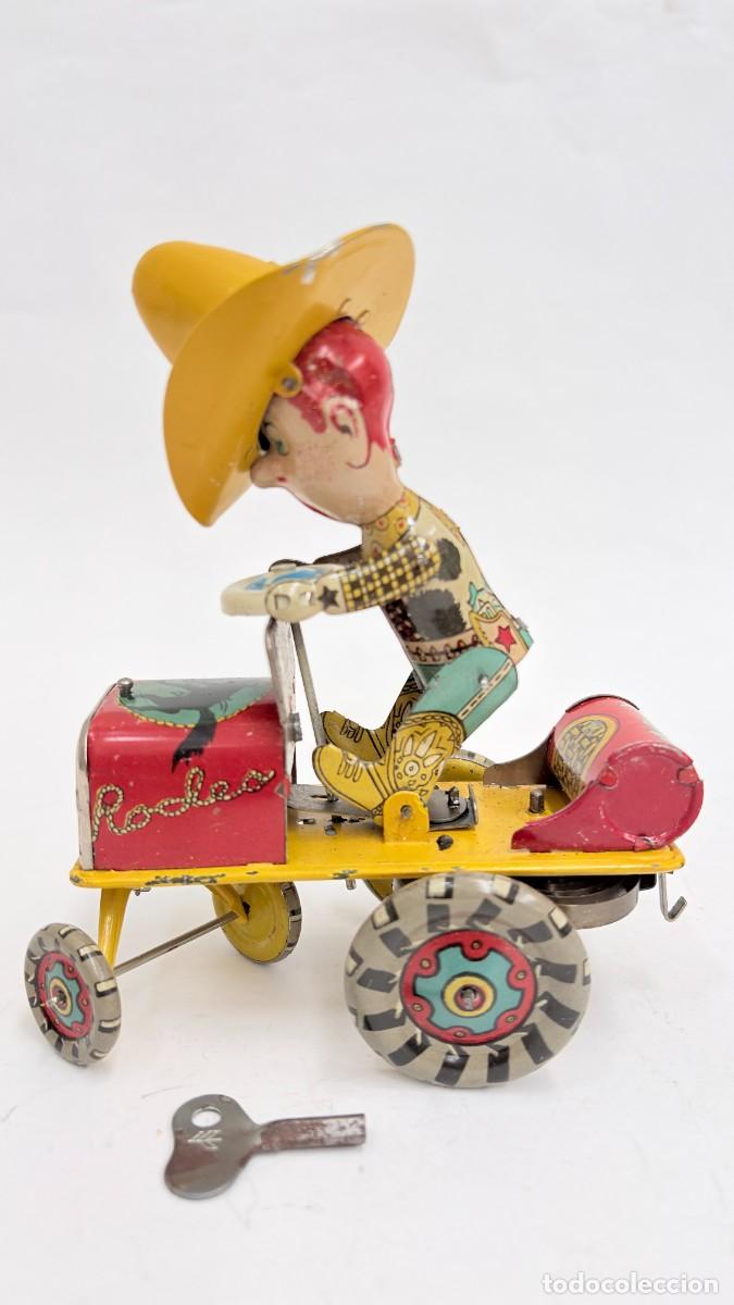Juguetes antiguos de hojalata: VAQUERO LOCO RODEO EN HOJALATA LITOGRAFIADA DE RICO. A&Ntilde;O 1950-60s.
