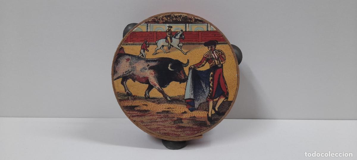 Juguetes antiguos de hojalata: ANTIGUA PANDERETA CON DETALLES TAURINOS . REALIZADA EN MADERA CON PAPEL Y HOJALATA . A&Ntilde;OS 30 / 40
