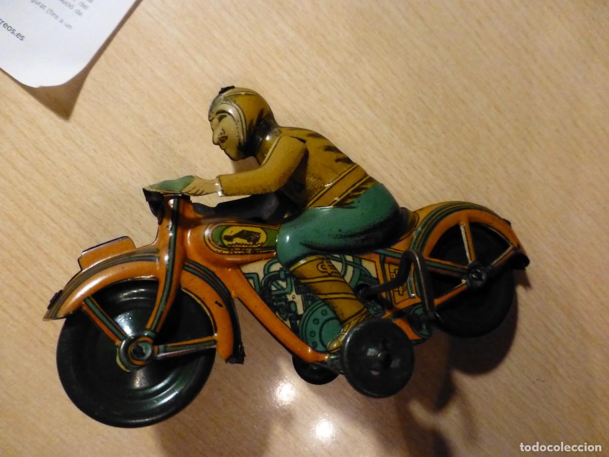 Juguetes antiguos de hojalata: Moto motorista Rico RSA a cuerda