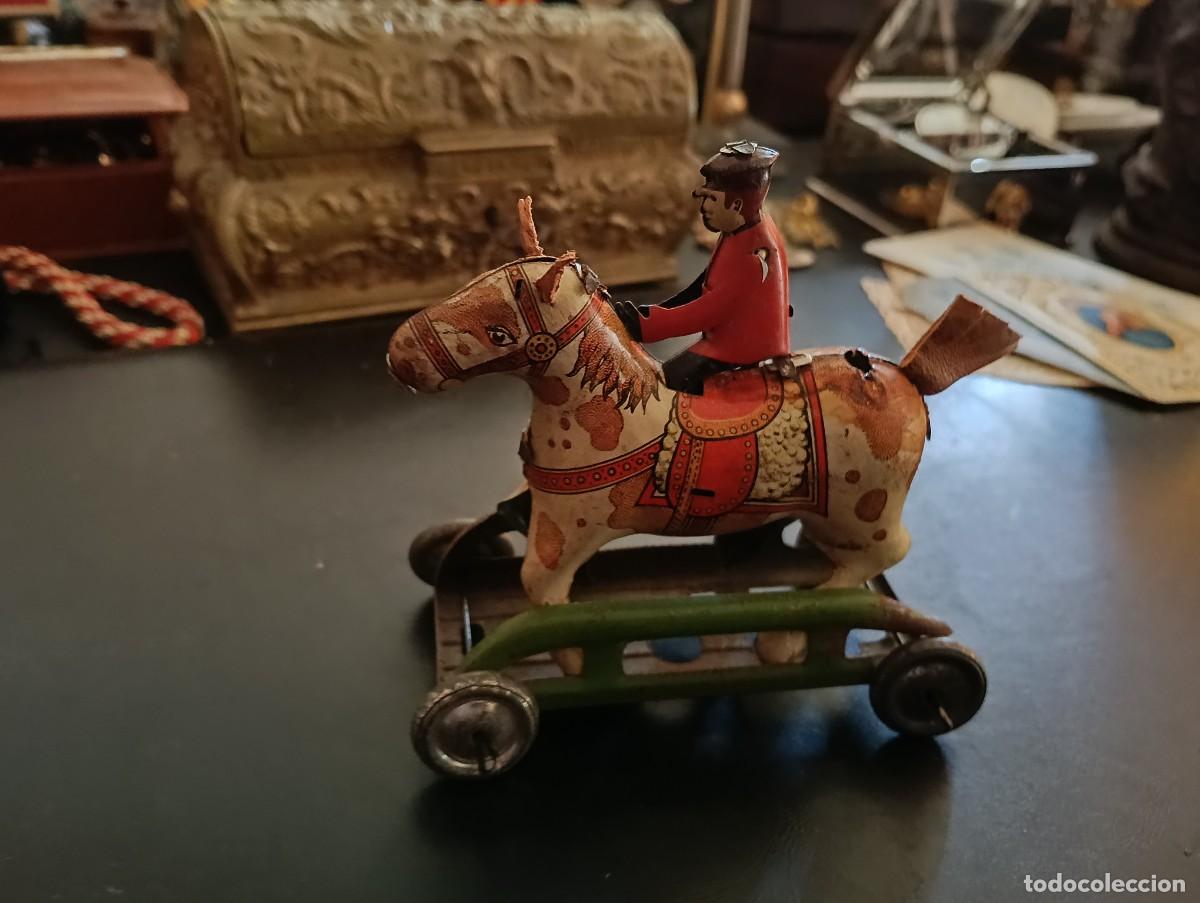 Juguetes antiguos de hojalata: BONITO Y ANTIGUO JUGUETE DE HOJALATA LITOGRAFIADA - JINETE A CABALLO CON RUEDAS - TIPO PAYA A&Ntilde;OS 20