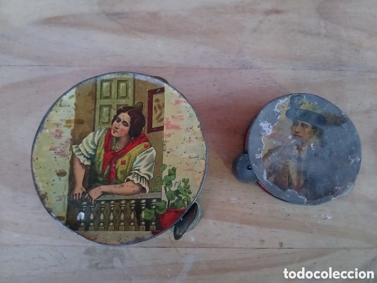 Brinquedos antigos de folha-de-Flandres: DOS PANDERETAS DE HOJALATA CON FLAMENCA Y TORERO &rdquo; GALLO &rdquo;