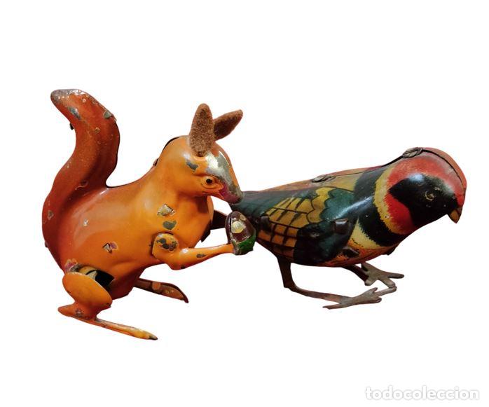 Juguetes antiguos de hojalata: PAREJA DE JUGUETES MEC&Aacute;NICOS EN FORMA DE ARDILLA Y P&Aacute;JARO. HOJALATA LITOGRAFIADA. ESPA&Ntilde;A. SIGLO XX.