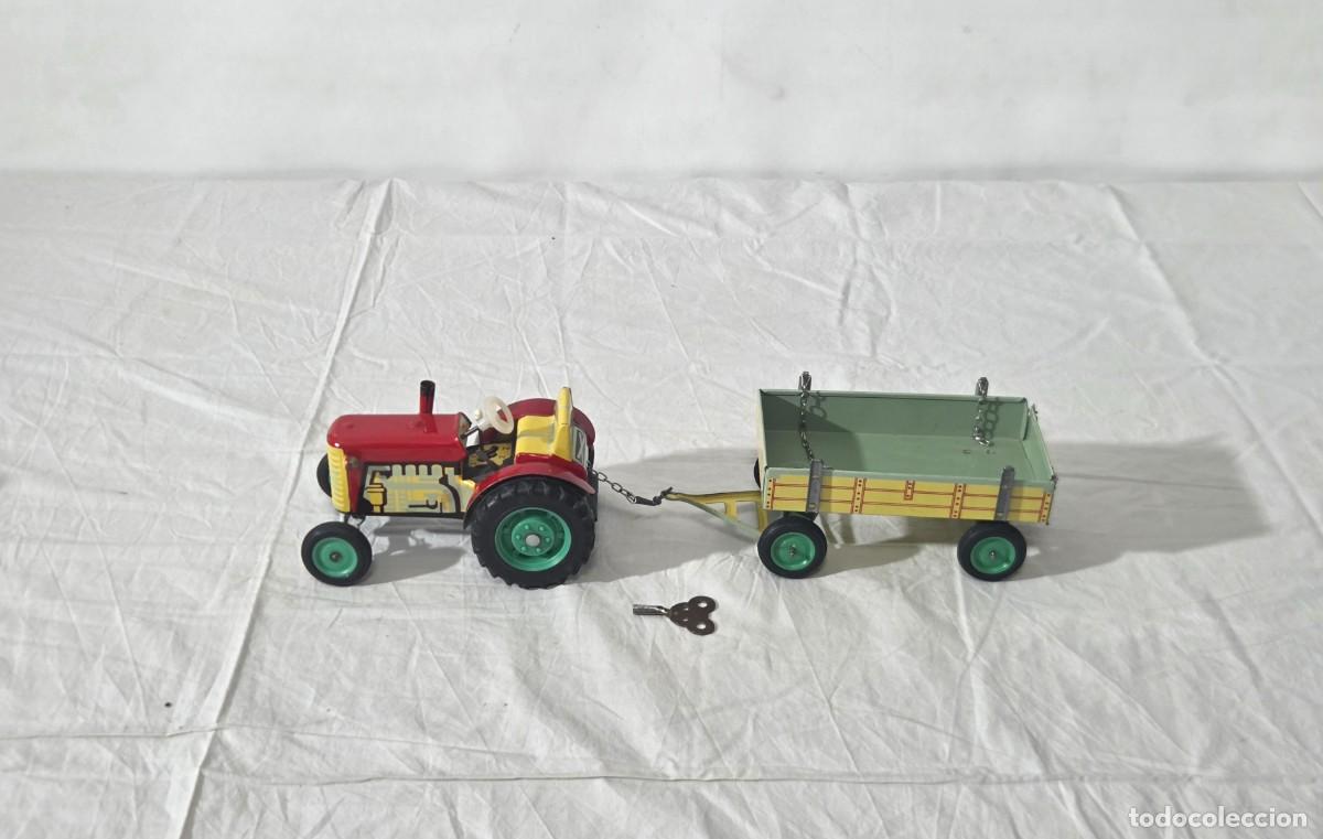 Juguetes antiguos de hojalata: Tractor de juguete de hojalata, KDN, con marchas