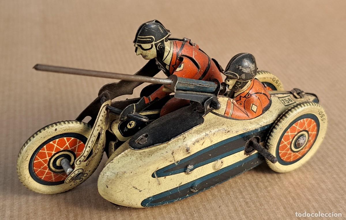 Juguetes antiguos de hojalata: Moto con sidecar SFA Paris de hojalata a cuerda. A&ntilde;os 40