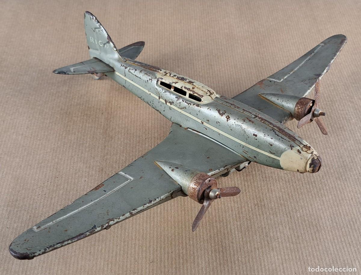 Brinquedos antigos de folha-de-Flandres: Antiguo avi&oacute;n Rico bimotor de hojalata. A&ntilde;os 40-50