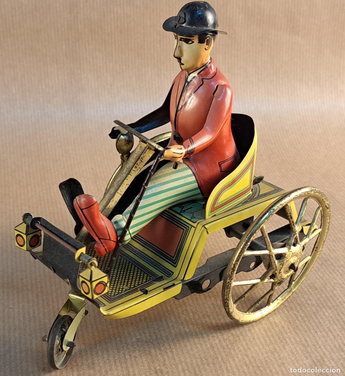 Juguetes antiguos de hojalata: Antiguo coche de hojalata con mecanismo de cuerda, marca PH, siglo XX