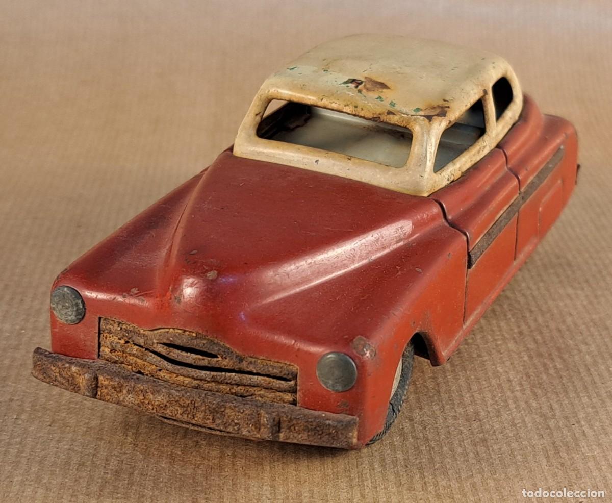 Juguetes antiguos de hojalata: Coche antiguo met&aacute;lico Paya, berlina roja y crema &middot; Juguete a&ntilde;os 40-50