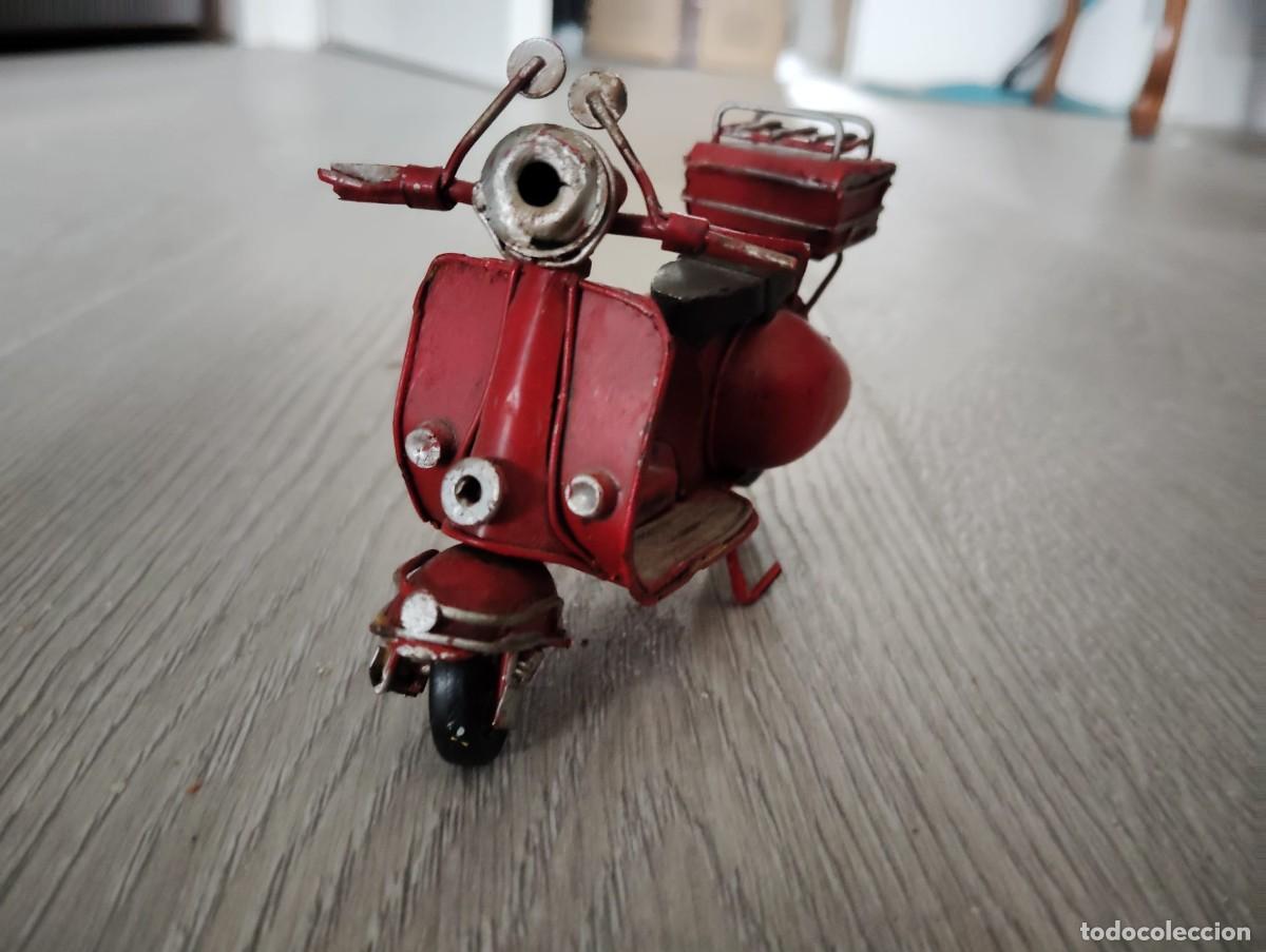 Juguetes antiguos de hojalata: Miniatura Vespa met&aacute;lica