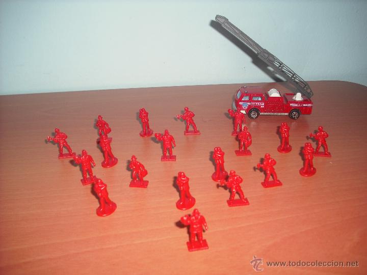 Modelos a escala: Cami&oacute;n de Bomberos y 19 Bomberos de pl&aacute;stico en Monocolor - Foto 3