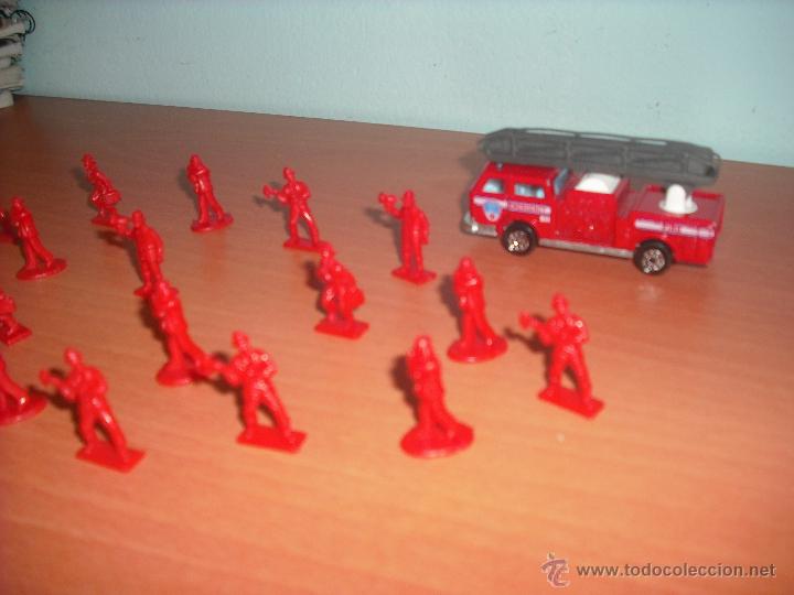 Modelos a escala: Cami&oacute;n de Bomberos y 19 Bomberos de pl&aacute;stico en Monocolor - Foto 4