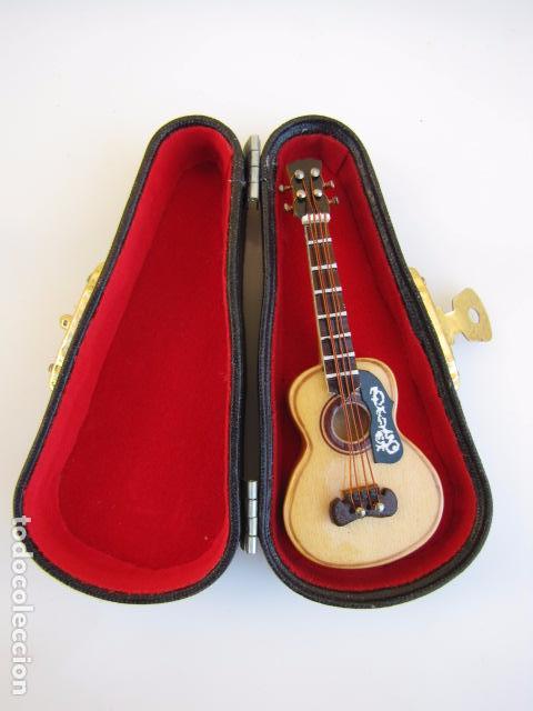 Modelos a escala: Guitarra a peque&ntilde;a con su funda - Foto 1
