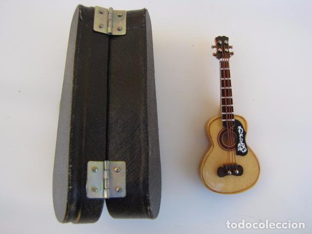 Modelos a escala: Guitarra a peque&ntilde;a con su funda - Foto 2